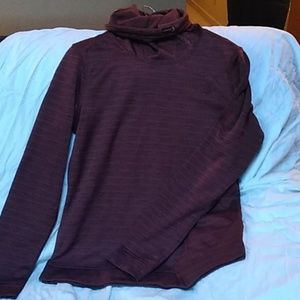 North face burgundy pull over